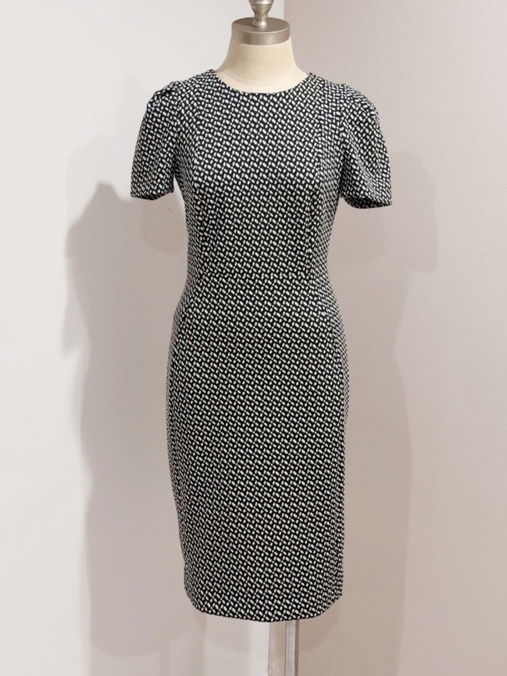 Calvin Klein Women's Black & White Scuba Texture Puff Sleeve Sheath Dress Size 4